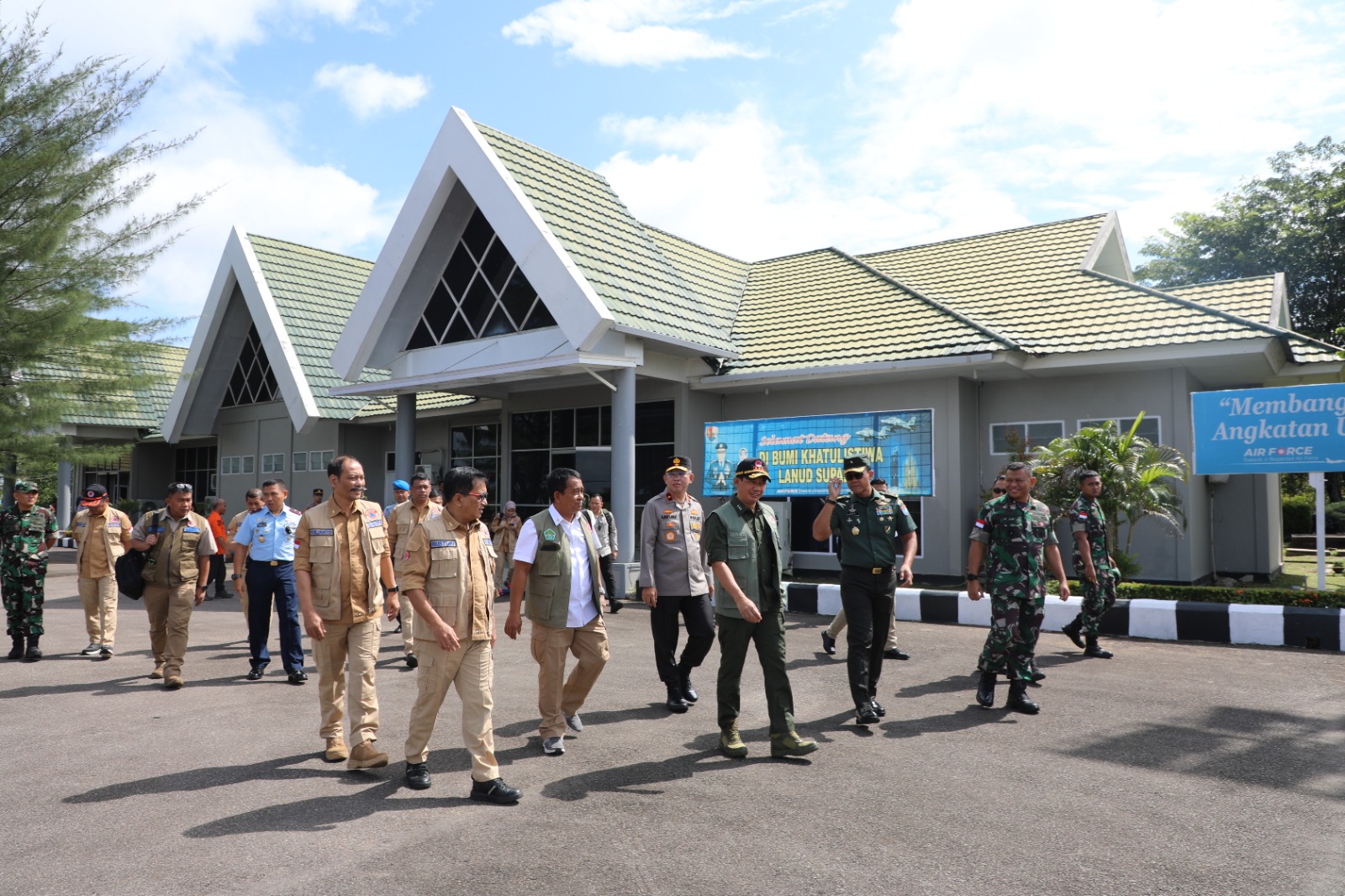 Kepala BNPB Letjen TNI Suharyanto, S.Sos., M.M (tengah depan) didampingi (barisan depan dari kiri ke kanan) Inspektur Utara BNPB Yulianto S.Ak., M.M, Sekretaris Utama BNPB Dr. Rustian S.Si., Apt. M.Kes, Deputi Bidang Penanganan Darurat BNPB Mayjen TNI Fajar Setyawan, Kepala Staf Kodam XII/Tanjungpura serta jajaran tiba di Lanud Supadio untuk melakukan patroli udara menggunakan helikopter guna melihat kondisi penanganan kebakaran hutan dan lahan di wilayah Kalimantan Barat, Rabu (20/9).